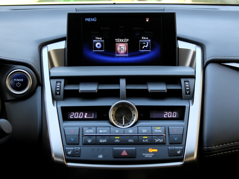Lexus NX 300h belső